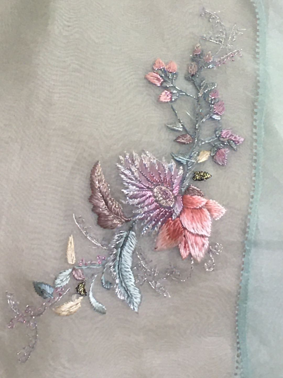 手工對(duì)絲刺繡