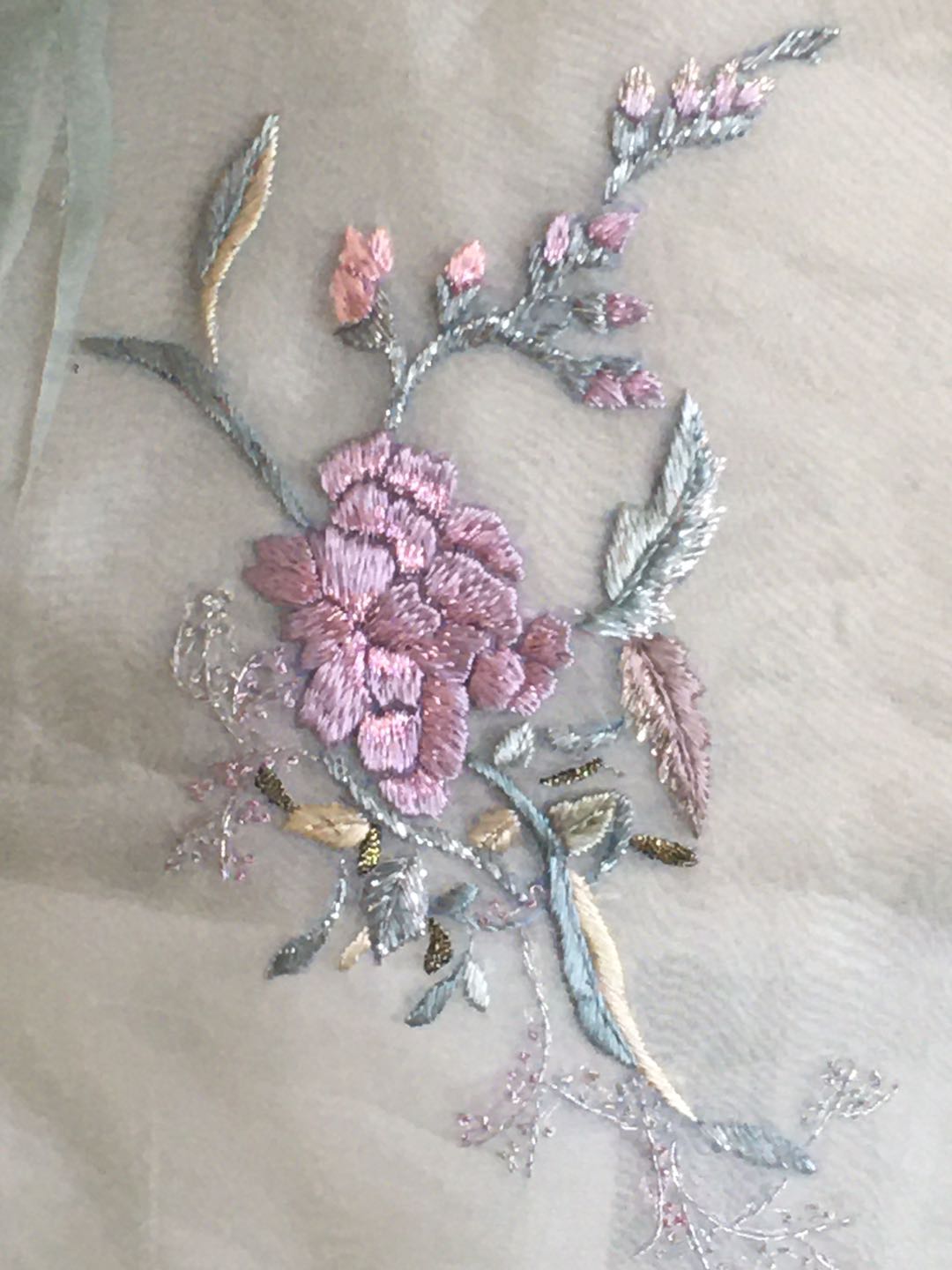 手工對(duì)絲刺繡